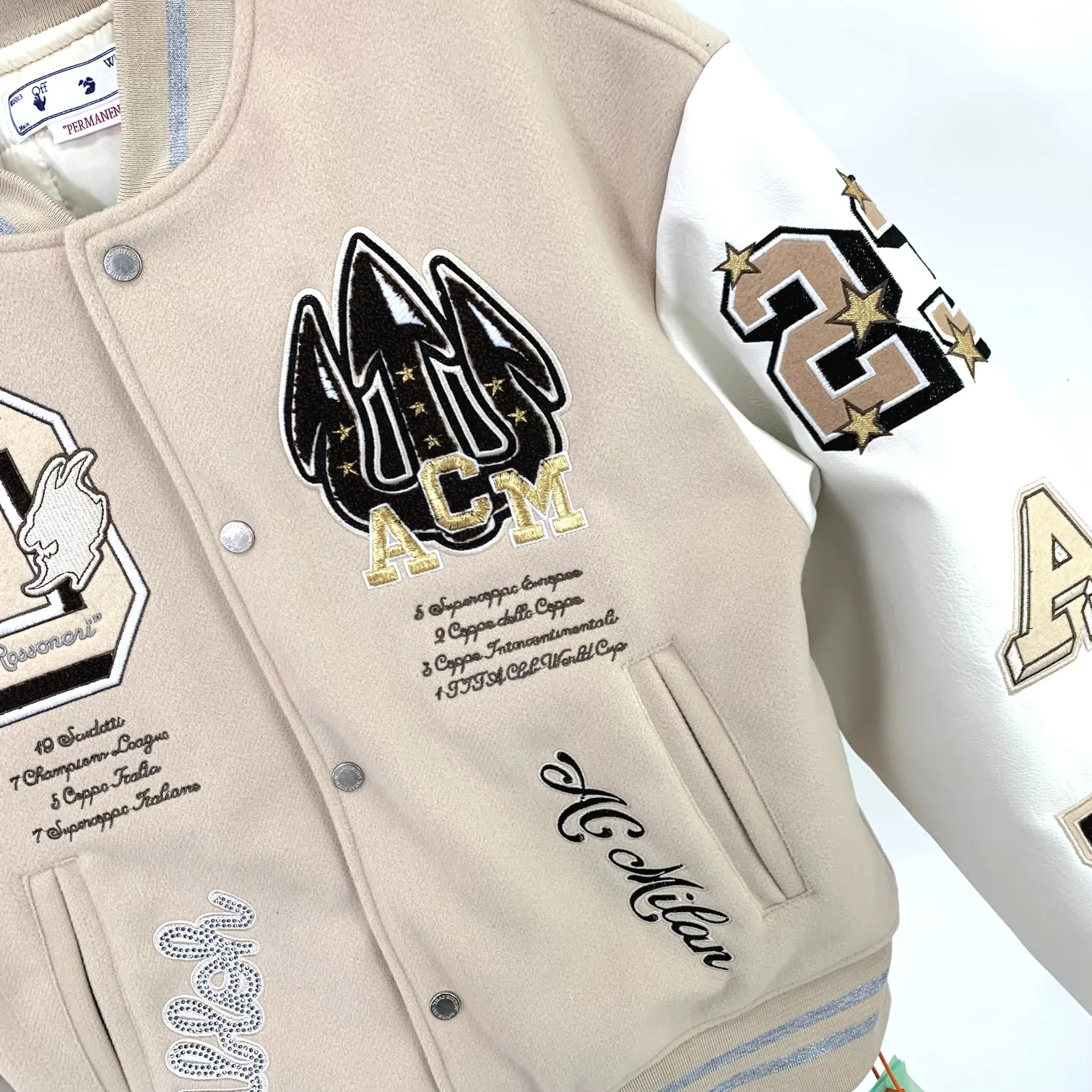 Top version OFF WHITE OW AC Milan co-branded heavily embroidered baseball uniforms for men and women couple stars in the same style jacket. The back is decorated with the Milan devil pattern with the Off-white logo. The entire piece of clothing is heavily embroidered and combined with hot rhinestone technology. All hot rhinestones are artificially embellished and are not pressed with templates. Manual work can ensure that the hot rhinestones will not fall off easily, and each diamond has been repeatedly hot stamped! The front buttons are all made from original molds, and custom-made buttons can ensure that they are consistent with the original ones. AC Milan's cooperation is OFF this time. Under the camera, De Cattrale almost uses the airport as a catwalk. Tonali and Leo are full of shots. Giroud returns to Stamford Bridge. As a Milan fan, I am really grateful that he chose AC Milan in the summer of 21. Although the running-in period was a bit distressing, the championship quality finally brought Milan the League Championship Gold Cup after 11 years. This heavy-duty piece of clothing is fully lined with down cotton to allow you to spend the entire winter with ease. When the World Cup is coming, when Milan meets Offwhite, and when champions meet fashion, what are you waiting for? Size: S-XL Color: Khaki P:700